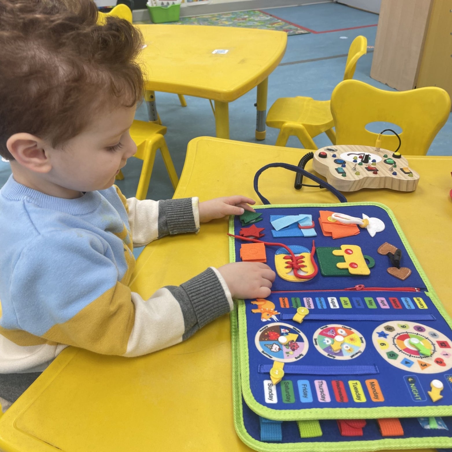 Tableau-Sensoriel-Montessori-rouge