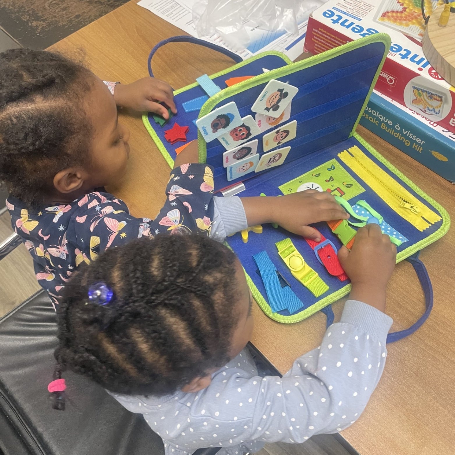 Tableau-Sensoriel-Montessori-verts